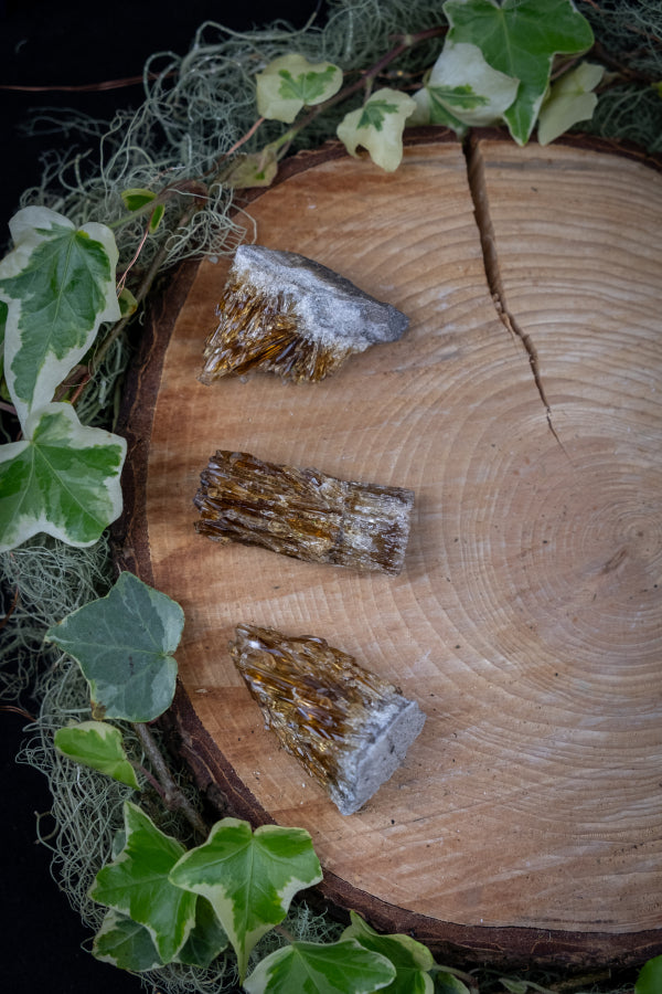 UV Reactive Amber Calcite Specimen, Raw Crystal, Glowing Honey Stone for Grounding, Clarity, Earth Energy and Solar Plexus Activation