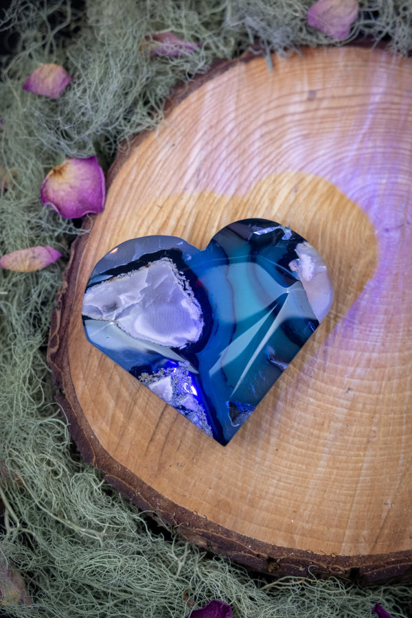 Volcano Agate Heart Crystal Stone, Natural UV Reactive Gem, Healing and Grounding Energy