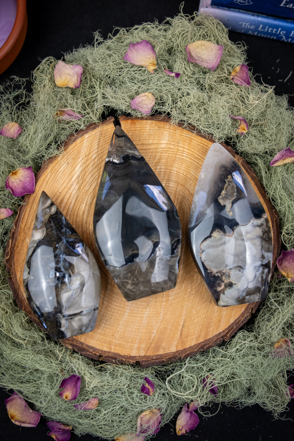 Volcano Agate Flame Crystal, UV Reactive Gemstone, Healing Stone for Energy Balance, Protection, Meditation and Spiritual Growth