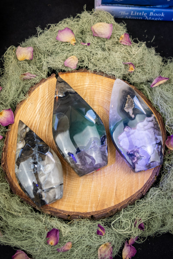 Volcano Agate Flame Crystal, UV Reactive Gemstone, Healing Stone for Energy Balance, Protection, Meditation and Spiritual Growth