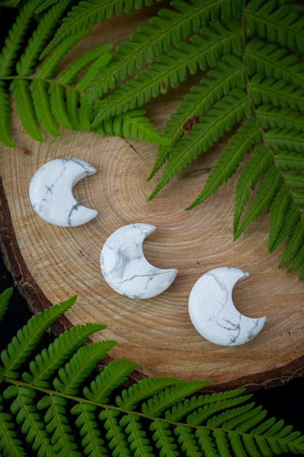 Howlite Crystal Moon, Calming and soothing crystal.