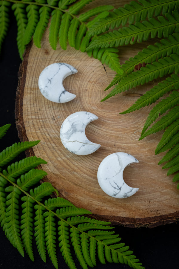 Howlite Crystal Moon, Calming and soothing crystal.