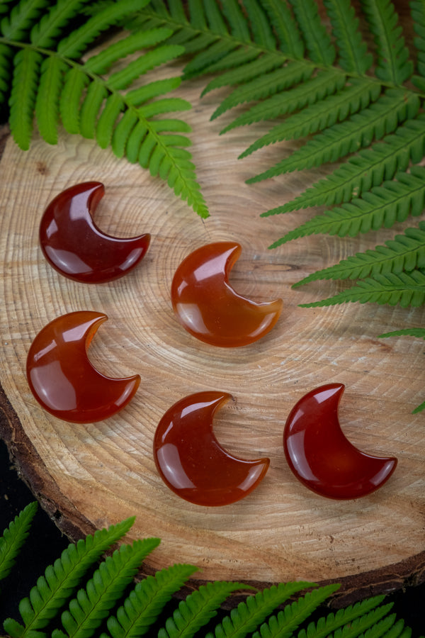 Carnelian Crystal, Moon shaped crystal, Crystal for passion, Crystal for love, Creative gemstone, Root chakra crystal