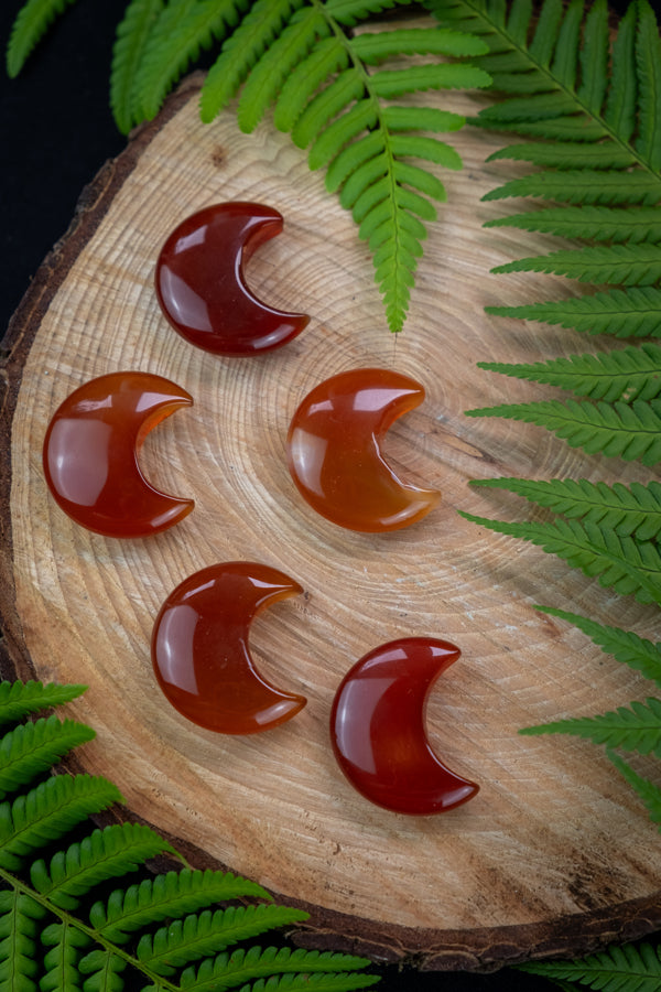 Carnelian Crystal, Moon shaped crystal, Crystal for passion, Crystal for love, Creative gemstone, Root chakra crystal