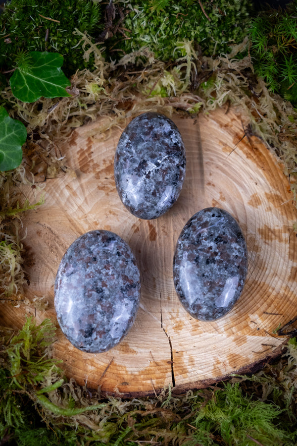 Yooperlite Palm Stone, Menopause crystal, fluorescent gemstone, self confidence, Crystal for inflammation, Crystal for headache