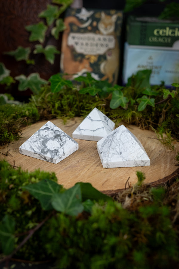 Howlite Crystal Pyramid, Calming crystal, Soothing gemstone, Reduce anxiety, Ease tension, Promote peaceful sleep, Absorb negative energy.