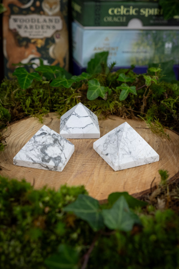 Howlite Crystal Pyramid, Calming crystal, Soothing gemstone, Reduce anxiety, Ease tension, Promote peaceful sleep, Absorb negative energy.