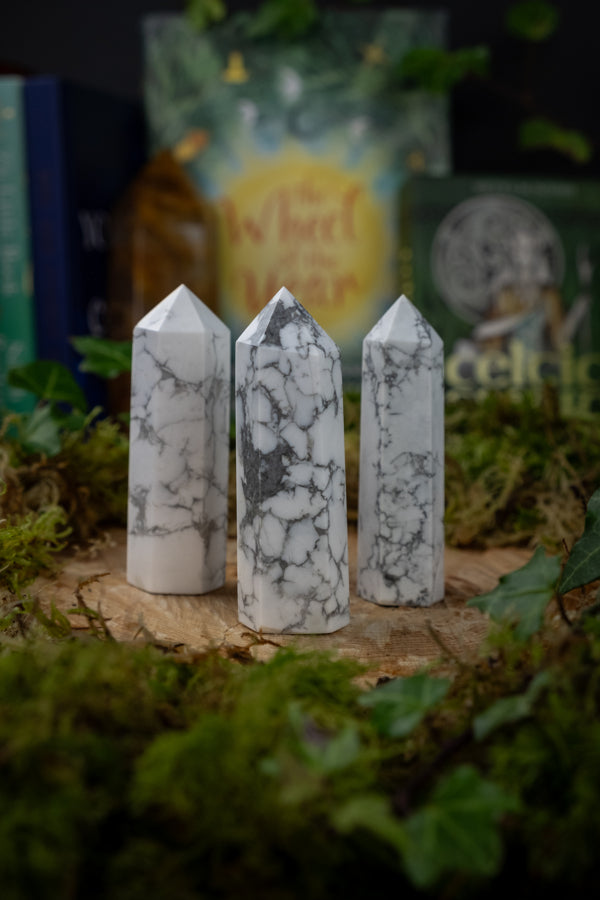 Howlite Crystal Point, Calming crystal, Soothing gemstone, Reduce anxiety, Ease tension, Promote peaceful sleep, Absorb negative energy.