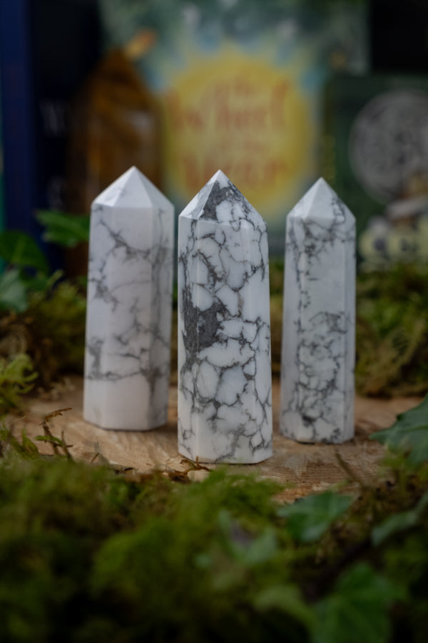 Howlite Crystal Point, Calming crystal, Soothing gemstone, Reduce anxiety, Ease tension, Promote peaceful sleep, Absorb negative energy.