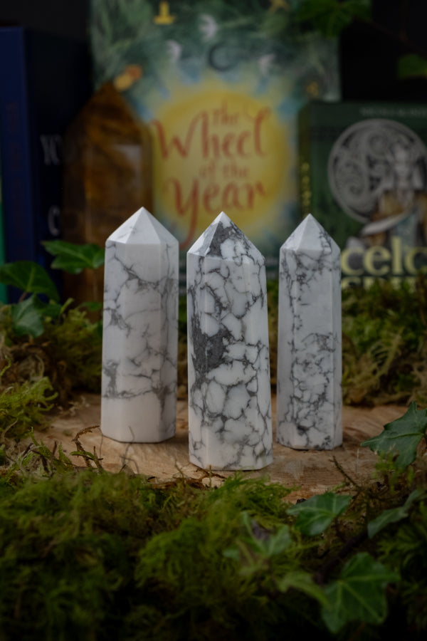 Howlite Crystal Point, Calming crystal, Soothing gemstone, Reduce anxiety, Ease tension, Promote peaceful sleep, Absorb negative energy.