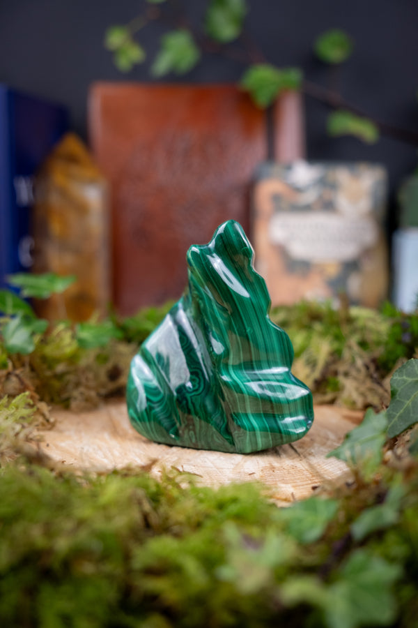 Malachite Crystal Freeform, Balancing and soothing crystal, Transformation crystal, Detoxifying gemstone, Green and black crystal freeform.