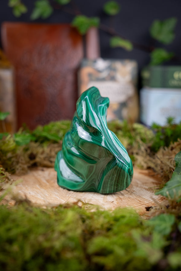 Malachite Crystal Freeform, Balancing and soothing crystal, Transformation crystal, Detoxifying gemstone, Green and black crystal freeform.