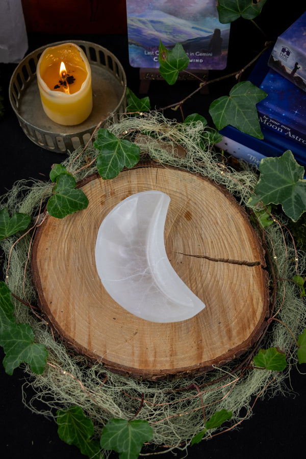 Selenite Crescent Moon Bowl, Crystal Charging Dish, Cleansing & Purifying, Moon Altar Decor, Energy Clearing, High Vibrational Stone