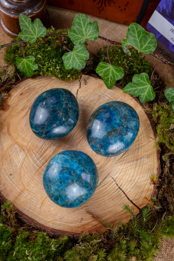 Apatite Palm Stone, Throat and Third Eye Chakra Crystal, Manifestation and Motivation Gem, Mental Clarity and Creativity Healing Stone