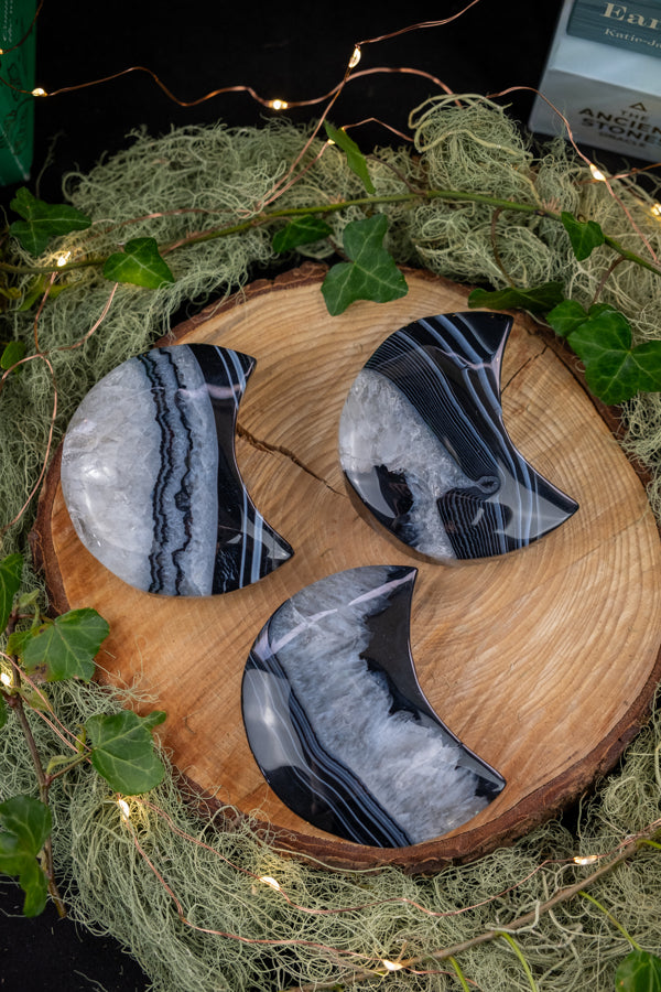 Black Banded Agate Crescent Moon Carving, Protective Crystal, Grounding Gemstone, Crescent Moon Crystal for Calm, Balance and Inner Strength