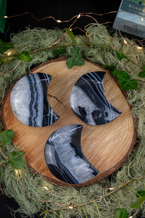 Black Banded Agate Crescent Moon Carving, Protective Crystal, Grounding Gemstone, Crescent Moon Crystal for Calm, Balance and Inner Strength