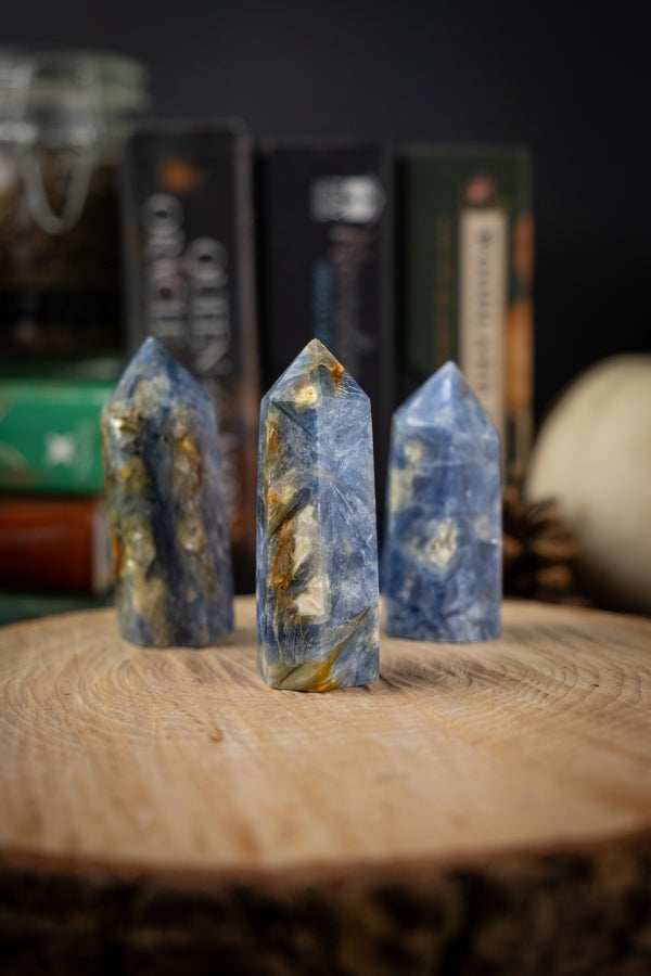 Kyanite crystal points, Cord cutting crystal, Balances yin-yang energy, Aligns all chakras, Removes blockages, Self cleansing crystal.