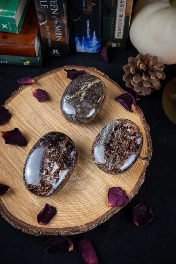 Garnet Crystal Palm Stone, Crystal for love and passion, Crystal for creativity, Vitality, Creativity, Confidence and Protection.