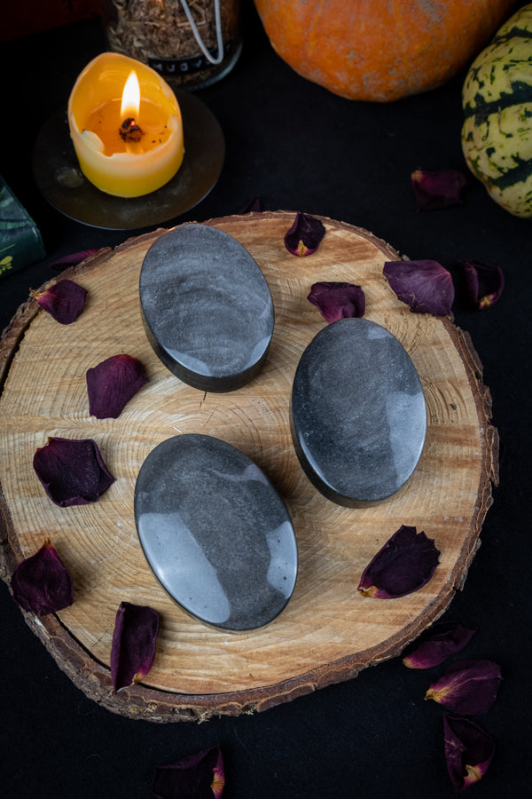 Silver Sheen Obsidian Crystal, Palm stone, Grounding crystal, Crystal for communication, Shamanic crystal, Protection and reflection.