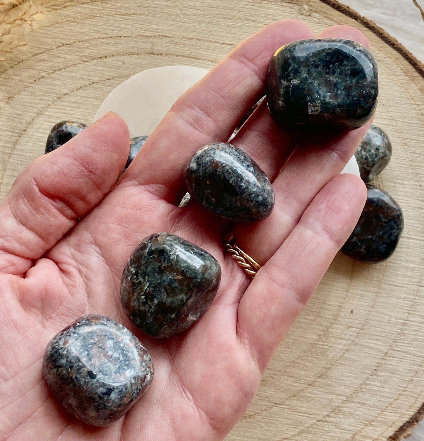 Yooperlite crystal tumblestones, fluorescent gemstones, self confidence, ease menopause, inflammation and headaches.