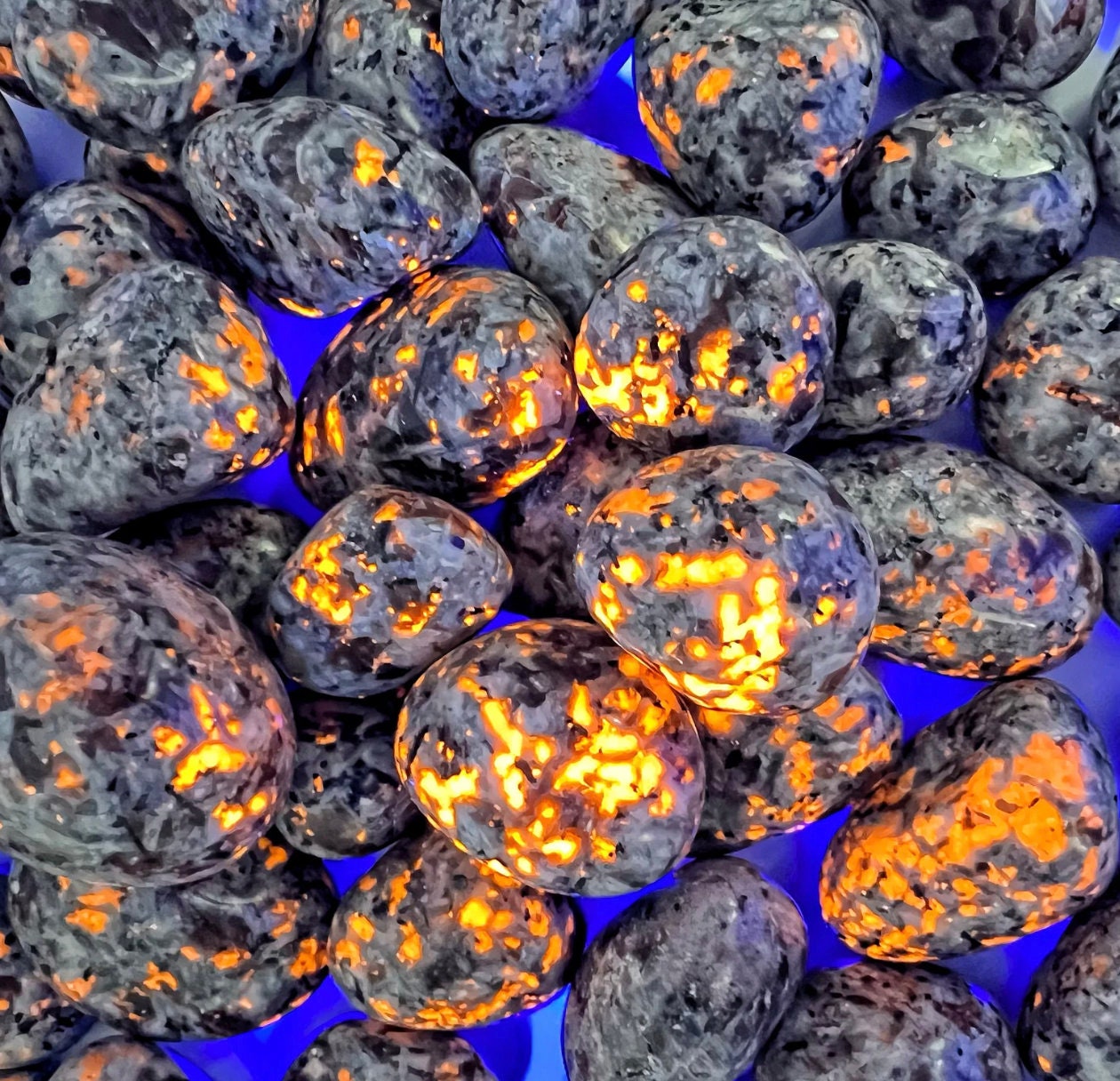 Yooperlite crystal tumblestones, fluorescent gemstones, self confidence, ease menopause, inflammation and headaches.