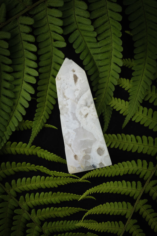 White plume Agate, Dendritic agate crystal, Merlinite crystal, Healing crystal, Crystal for balance, Crystal lover gift.