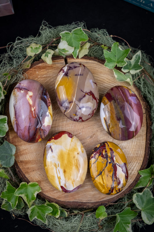 Mookaite Jasper Palm Stone for Grounding, Vitality and Decision-Making, Earthy Gemstone for Inner Strength and Emotional Stability
