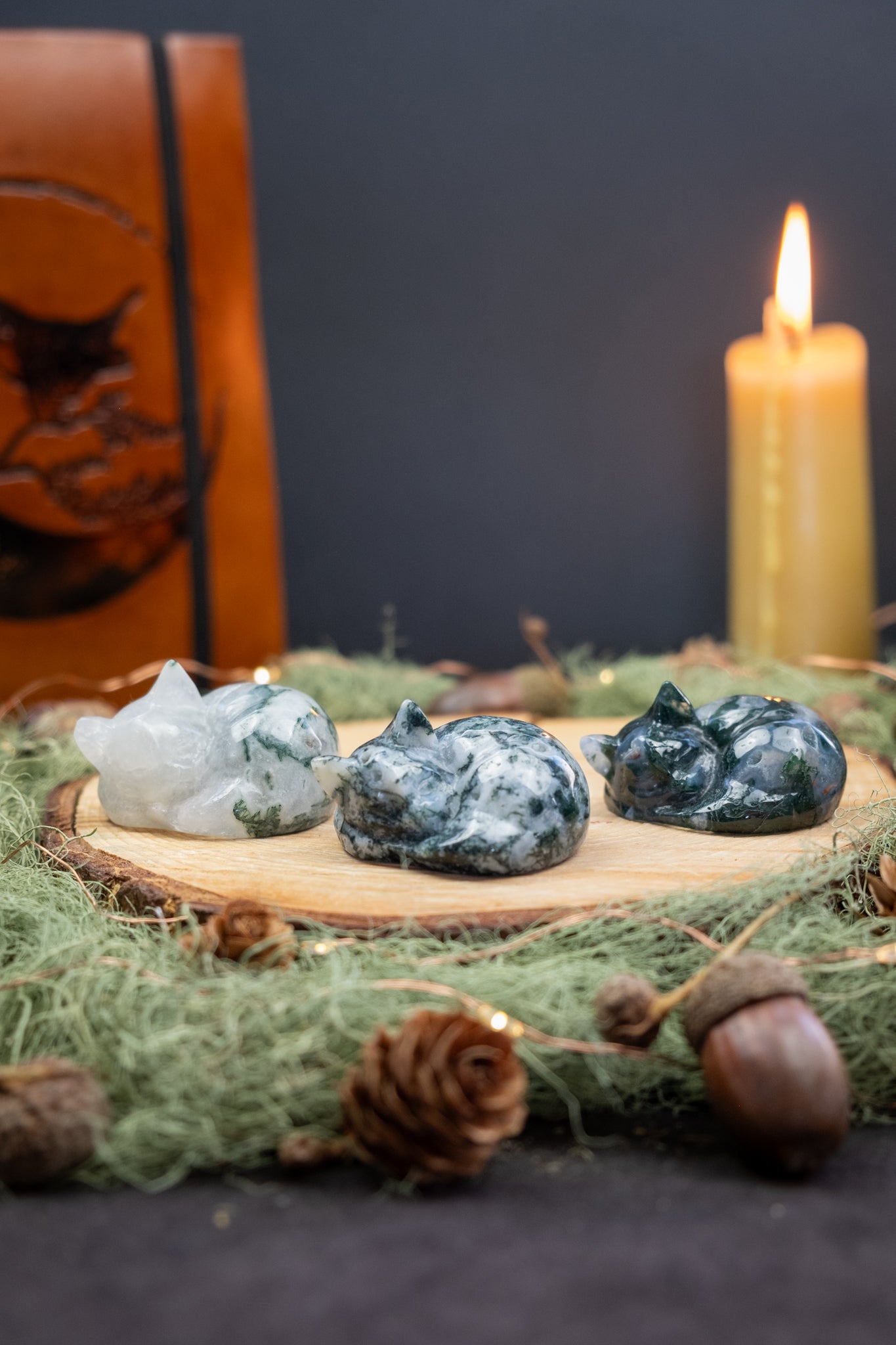 Moss Agate Crystal Cat Carving, Green Gemstone Cat Totem for Balance, Growth and Connection to Nature