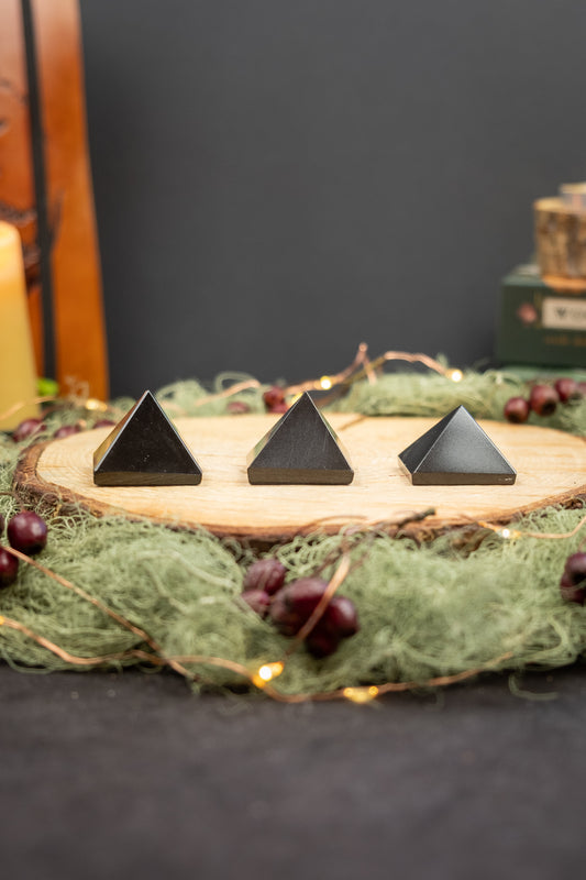 Mini Black Obsidian Pyramid Crystal, Natural Volcanic Glass Stone for Protection Grounding Energy Clearing Home Altar