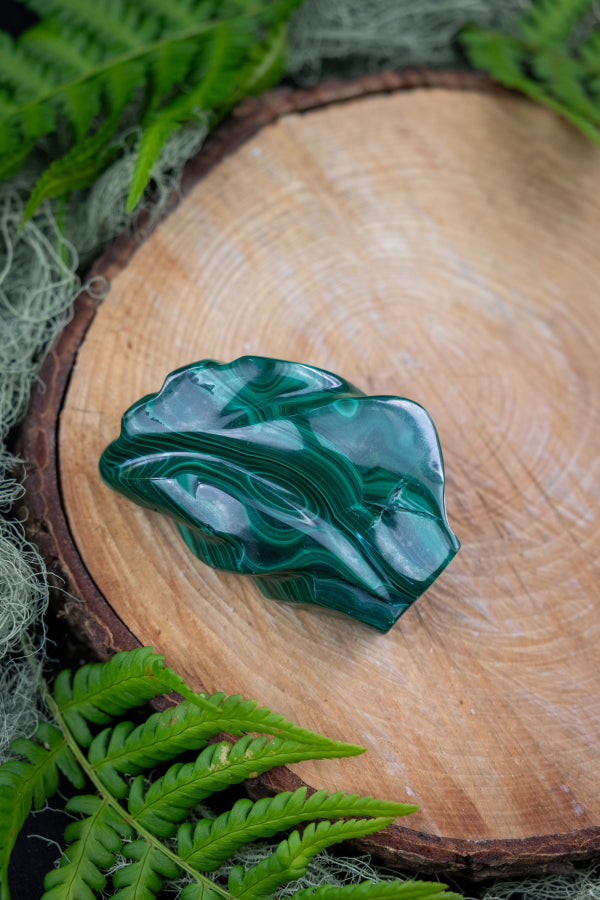 Malachite Crystal Freeform, Balancing and soothing crystal, Transformation crystal, Detoxifying gemstone, Green and black crystal freeform.