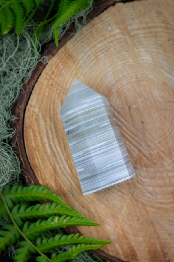 White Banded Agate Crystal Point, Grounding and Calming Stone, Agate Tower for Balance, Stability, Meditation and Emotional Healing