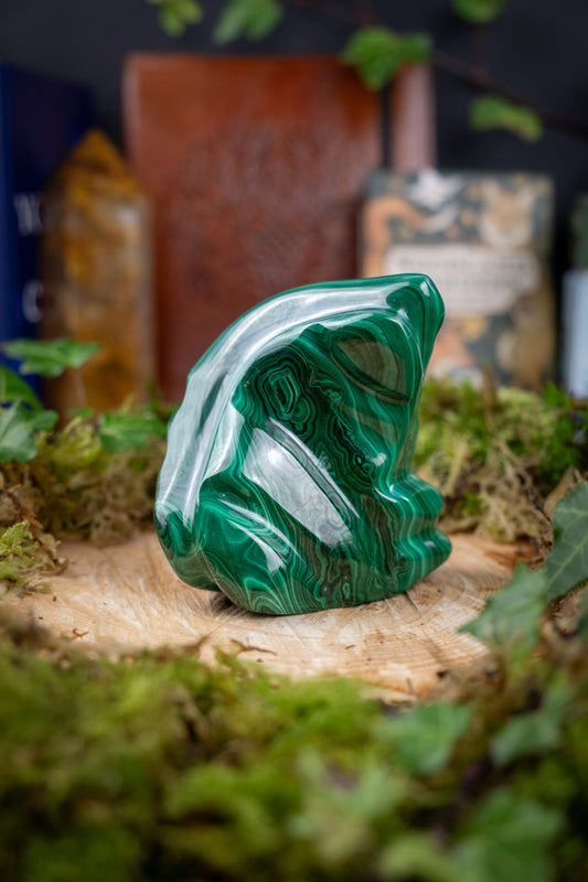 Malachite Crystal Freeform, Balancing and soothing crystal, Transformation crystal, Detoxifying gemstone, Green and black crystal freeform.