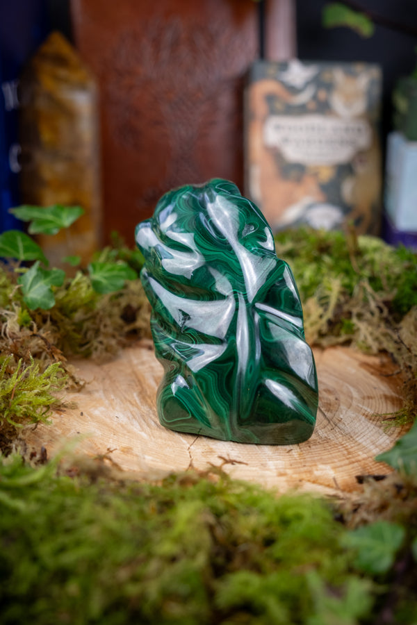 Malachite Crystal Freeform, Balancing and soothing crystal, Transformation crystal, Detoxifying gemstone, Green and black crystal freeform.
