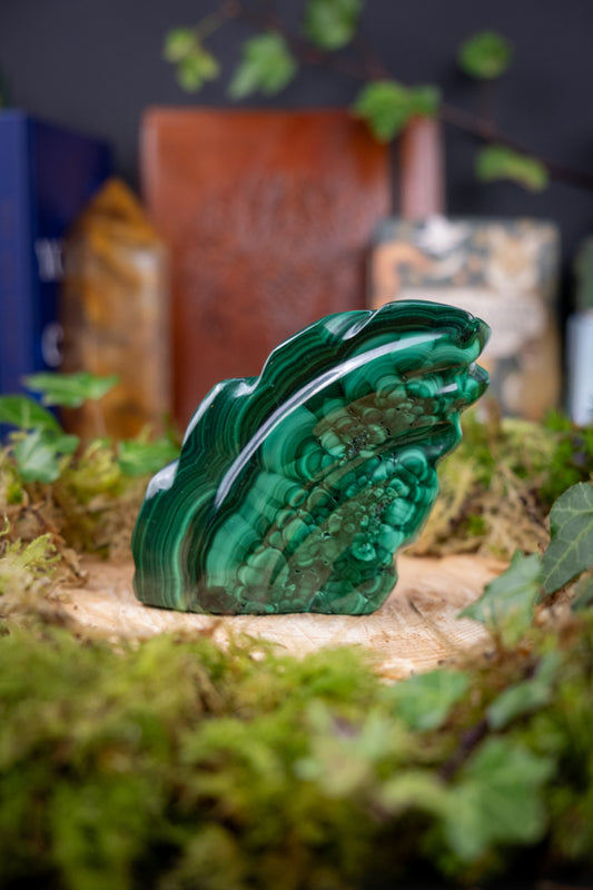 Malachite Crystal Freeform, Balancing and soothing crystal, Transformation crystal, Detoxifying gemstone, Green and black crystal freeform.