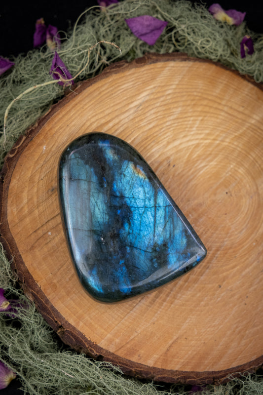Labradorite Crystal Pendant with Blue Flash, Intuition Stone, Third Eye Gem, Protective Crystal Jewellery, Spiritual Awakening Amulet