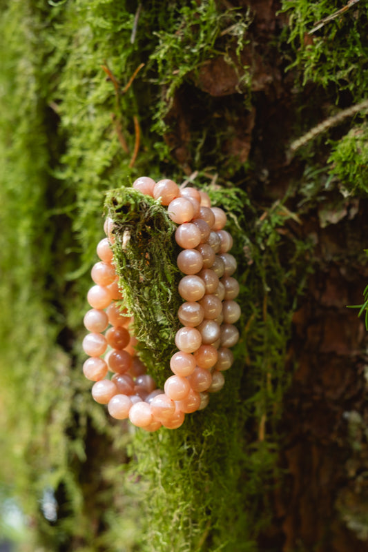 Peach moonstone crystal bracelet, 8mm bead, Crystal for emotional balance.