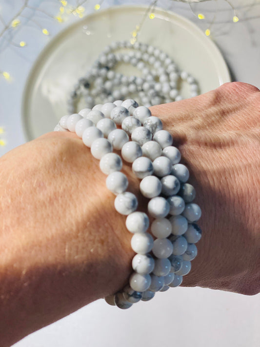 Howlite crystal bracelet, Crystal for calm, Soothe an overactive mind, anxiety, Panic attack support